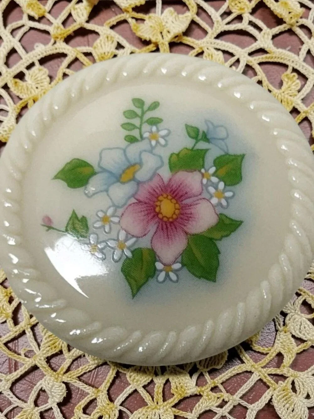 vintage avon 1950s-60s beautifull floral porcelain button brooch